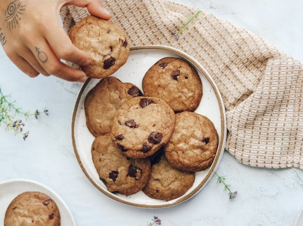 Cookie vegano com gotas de chocolate