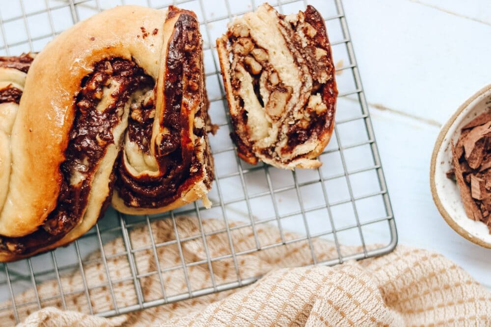 Pão trançado de chocolate com nozes