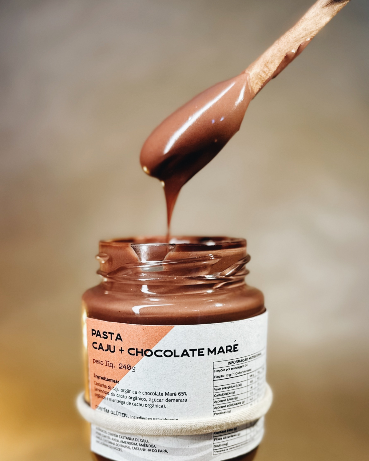 Pasta de caju com chocolate Maré servida em colher